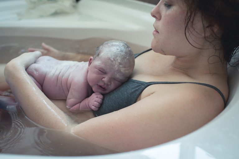 Powerful and peaceful water birth photos